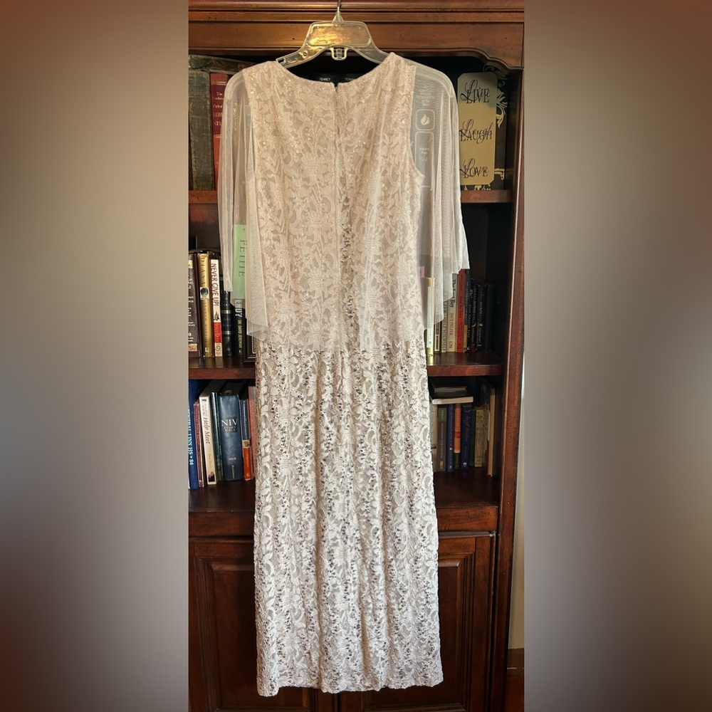 Beautiful, simple & elegant party dress! - Picture 3 of 6